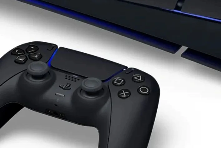 Matching black controller - Image: Sony — Picture from hothardware.com