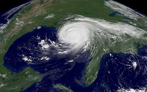 Områdene langs Mexicogolfen opplever ofte orkaner og påfølgende flom på høsten. Satellittbildet viser orkanen Katrina i august 2005. — Picture from no.wikipedia.org