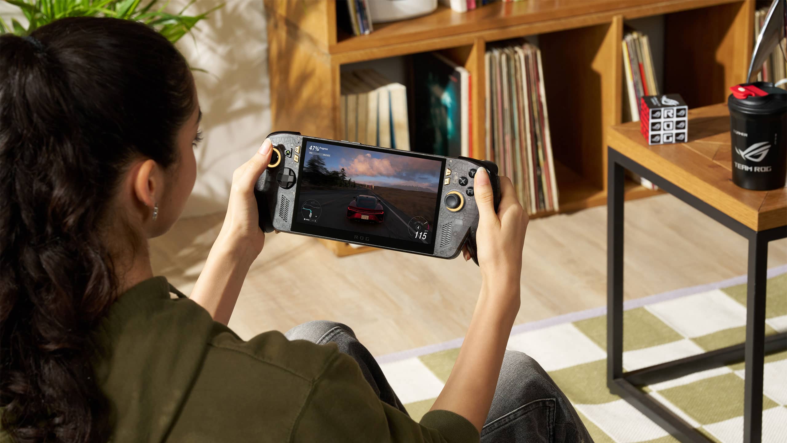 Ein Gamer, der drinnen mit der ROG XBOX Ally X20 spielt; die Vorderseite des Ger&auml;ts ist zu sehen — Picture from rog.asus.com