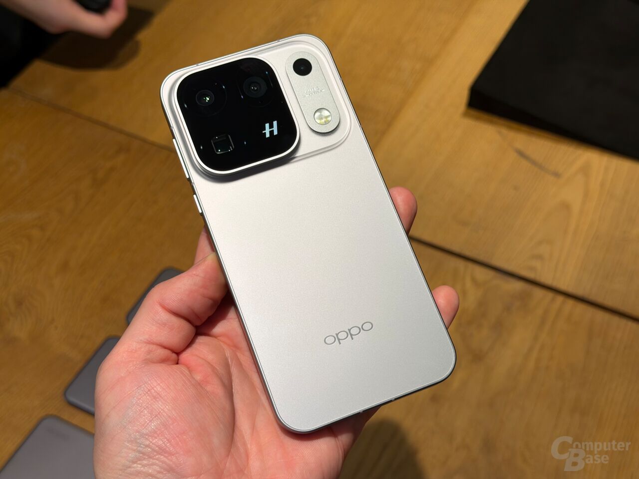 Find X10 Pro Max — Picture from computerbase.de